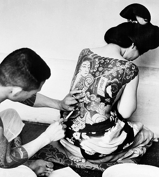 tokumusume:  An unidentified Japanese tattoo artist works on a woman’s backside.