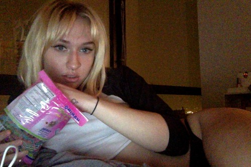 brokeassho:  post up, flawless  i dunno if you guys ever had that candy she’s eating, but those are haribo sour spaghetti things. they’re like sour candy strings in bit sized ropes, and they’re amazing. 