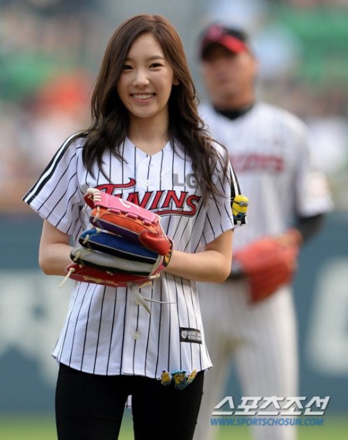 Taeyeon (SNSD) - LG Twins &amp; Nexen Heroes Game Opening Pitch Pics