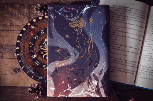 Here’s the finished and detailed look of the A Court of Silver Flames dust jacket at laaaaast. The f