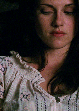 twilightly:Favorite Shots of Bella Swan in New Moon (2009)