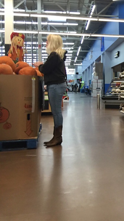 midwestcreepin:  Hot MILF slut.