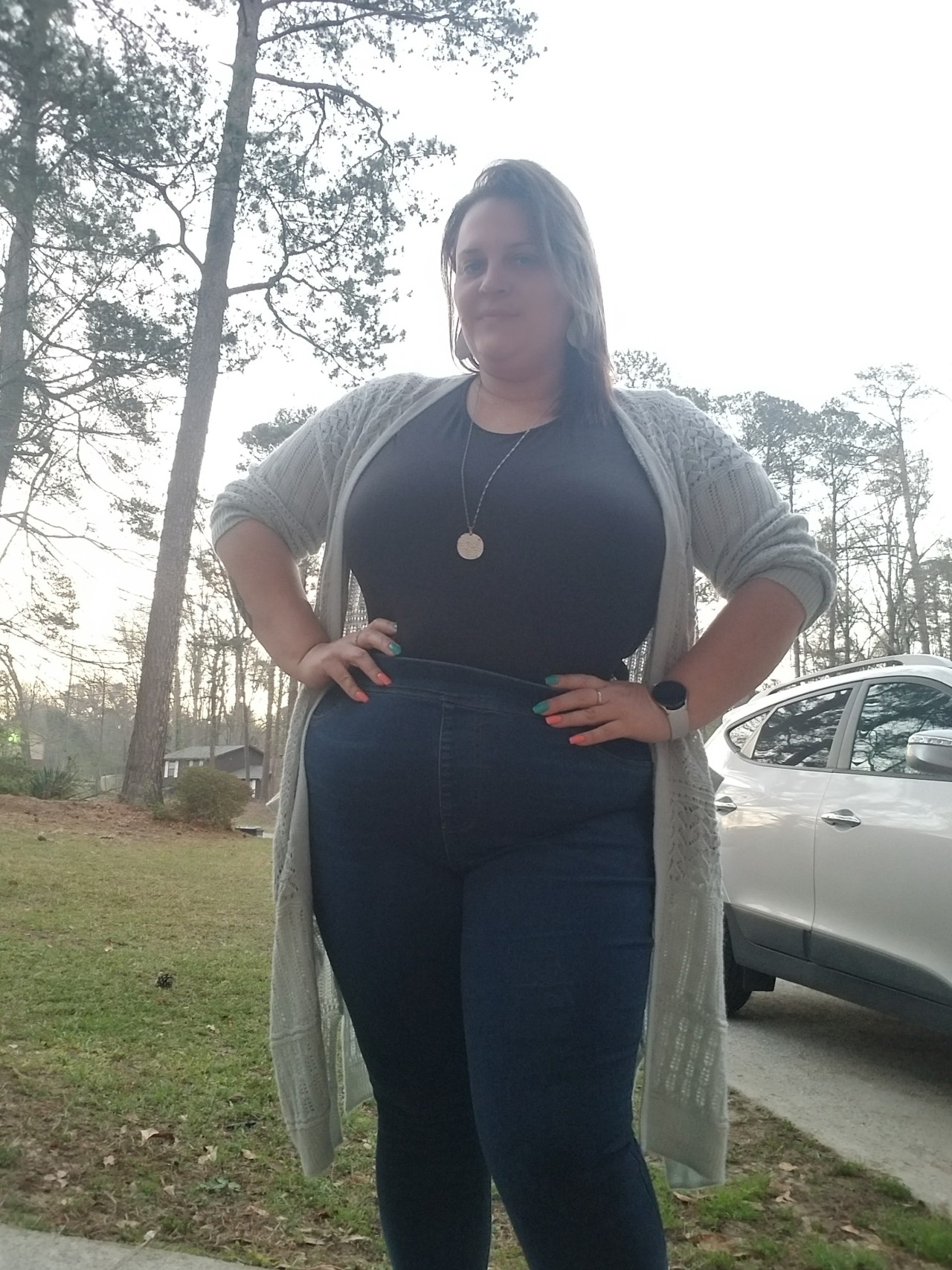 gory-mermaid:Out of my comfort zone with a shirt tucked into my jeans.  Mom jeans looking hot 