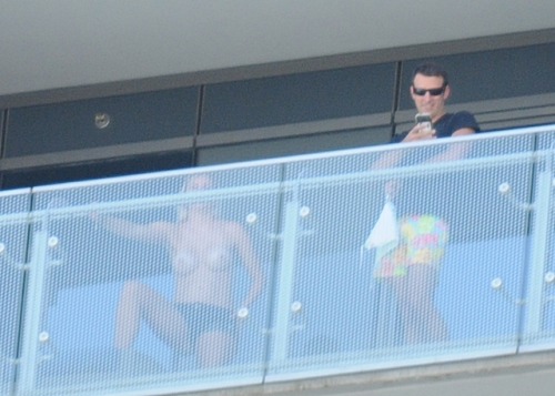 So Saturday morning 7-22-17 I finally got a shot of a partially nude girl on a Cosmo Balcony. She was in the front facing the strip and only up about 10 floors.Yea!!!