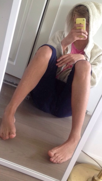 boystoephotos:gayfootblog:footboy09:Damn! Hot little twink feet!excellent…#boyfeet #gayfee