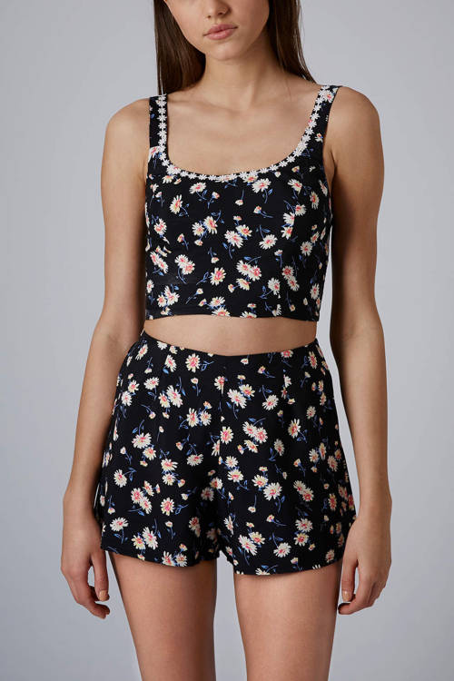 lolitasweetserialkiller:  nymphetfashion:  DAISY CROP DAISY SHORTS  I want this… 