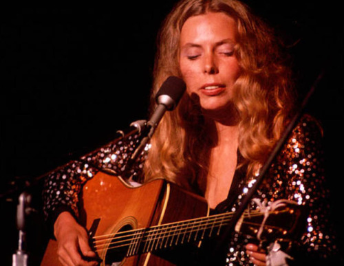 soundsof71:Joni Mitchell, kinda glam, 1974, by Henry Diltz