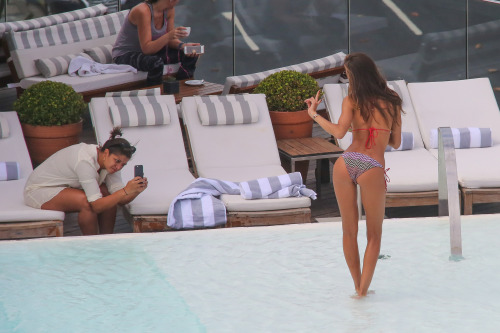 dreadinny: Iza Goulart shows her hot brazilian body in a skimpy bikini by the Fasano Hotel pool in