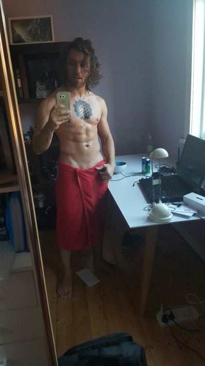ibilateral: Post shower pics make me look bigger so why not post these.