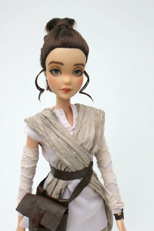 parliamentrook:aishavoya:http://m.ebay.com/itm/121870932149?_mwBanner=1This is a OOAK Rey doll I mad