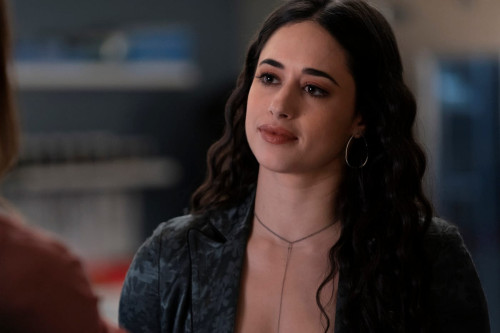 With the threat of Jones behind them, in a peaceful Roswell we find Liz (Jeanine Mason) is busy teac