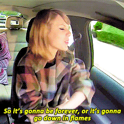  Taylor sings Blank Space in the car 