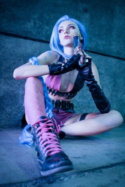 kanhecki:  Jinx at Anime Expo 2015! Jinx cosplayer is neonstrikes on Instagram. (Photo by kanhecki )