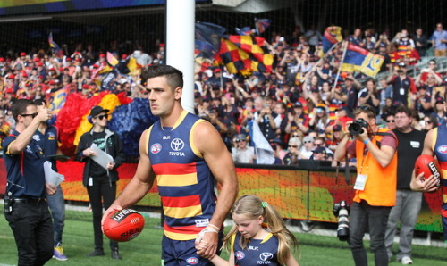 theboyfromthebush:  Tex’s helping hand goes viral  Taylor Walker’s kindness towards mascot, Satine Cahill, at Adelaide Oval on Sunday has gone viral.Satine and her family, from Hayborough near Victor Harbor, won tickets to the Club’s season-opener