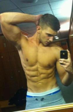 hellyeahhotguyss:  Follow me and I’ll follow you;) http://hellyeahhotguyss.tumblr.com/