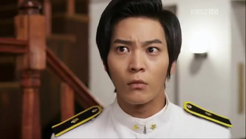zaruba-needslove:  Since in Bridal Mask you don’t usually get much funny scene…. and then this happens.Other officers: Sir! Bridal Mask’s doing stuff!Shunji: Eh? But Bridal Mask is here!Gangto: <I’m so innocent~~~>*repeat 2 more times*[LIFE