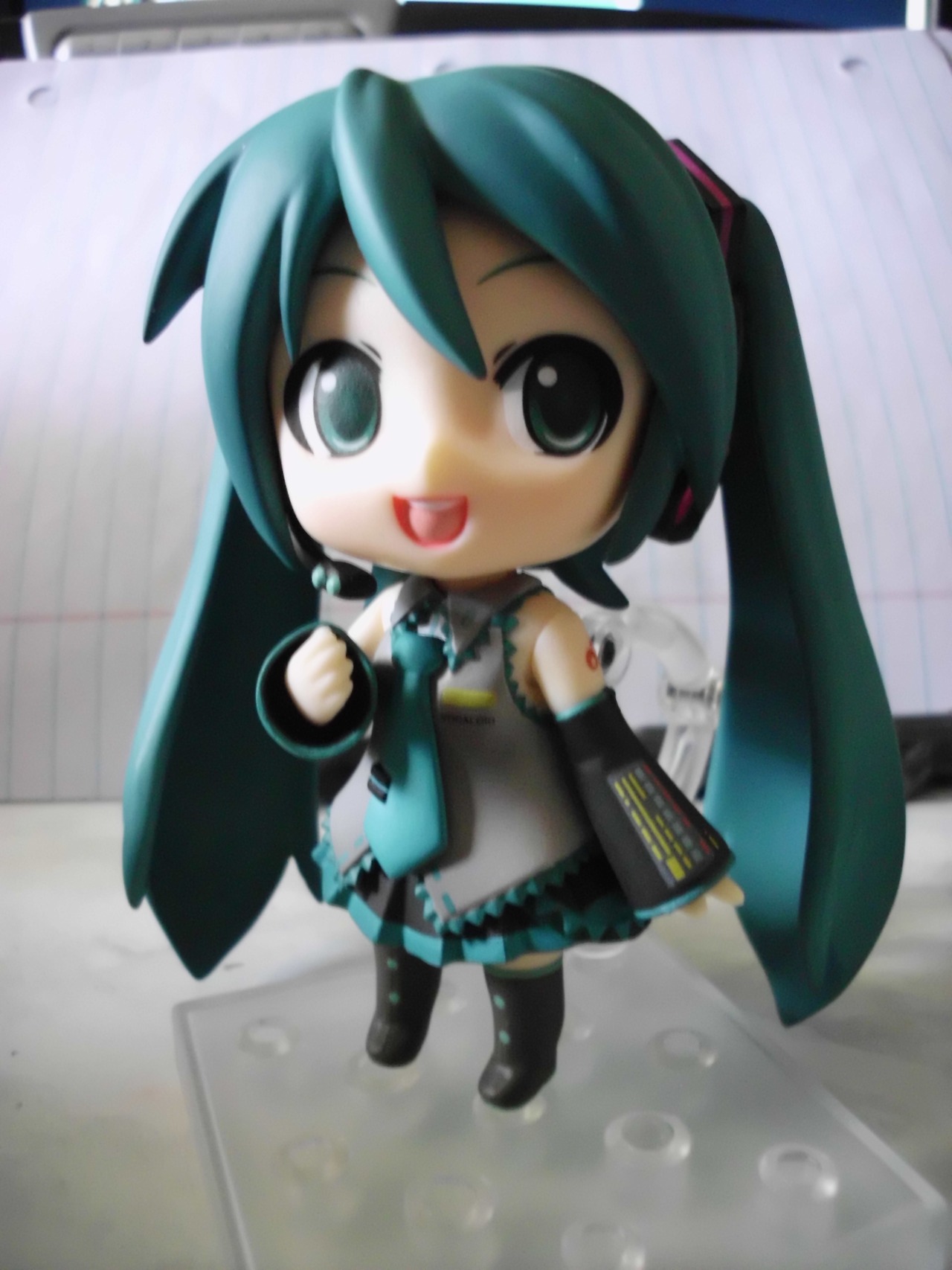 SORRY FOR THE BAD QUALITY/LIGHTING;;; but yea here are some photos of my miku and