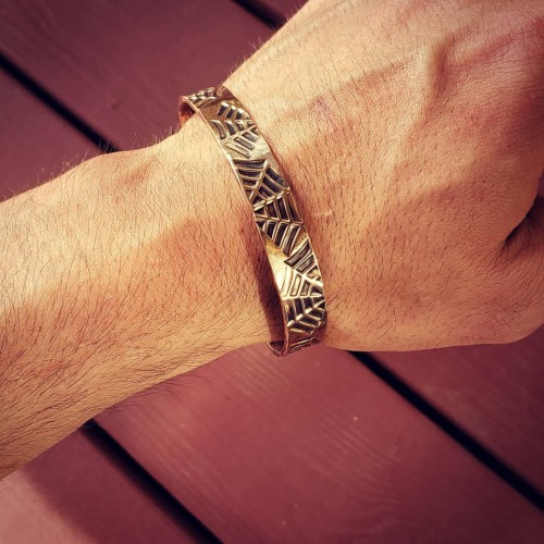 A quick and fun little project for your wrist! This is a spider web themed bronze bangle. We’l