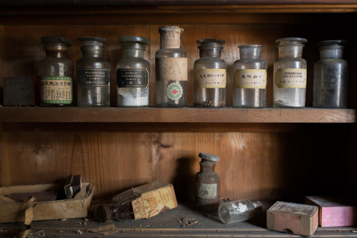 整然と片付けられた廃小児科Abandoned clinic.