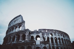 gliocchituoilosanno:  afistfullofbolts:  15 minutes of light. Rome. -http://afistfullofbolts.com  ❤️ 