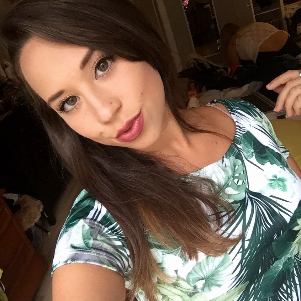 vivafanny:  Feeling my tropical shirt.