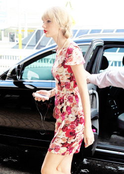 swiftgallery:  March 19, 2012 | Arriving