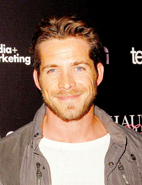 willscarlets-moved-blog:  The complete cast of OUaT/iW (in order of appearance): 99/11. Sean Maguire (+bonus Raphael Alejandro as Roland)  Robin Hood  