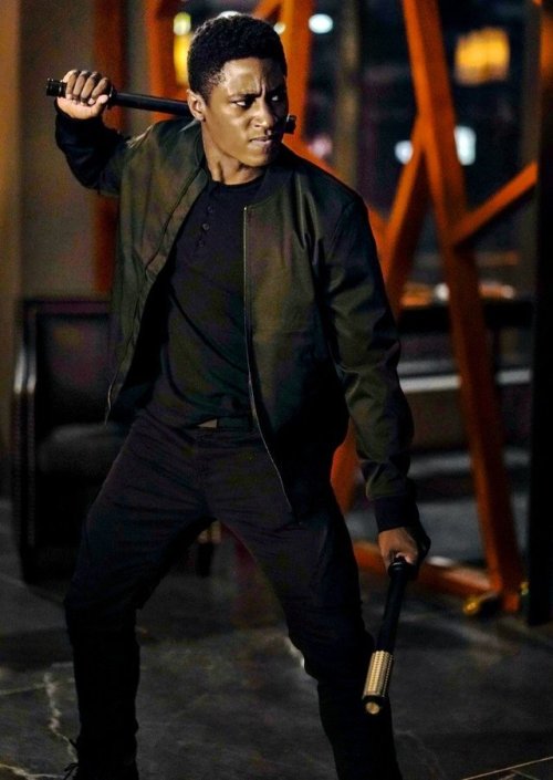 explorerfromgallifrey: C’mon people, I can’t be the only one seeing this!If Arrow isn&rs