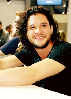 gameofthronesdaily:  Kit Harington at HBO’s ‘Game of Thrones’ cast autograph signing during Comic-Con 2014 on July 25, 2014 in San Diego, California  