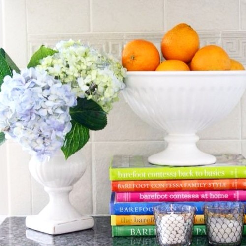 Happy weekend! I love this bright and sunny kitchen vignette from @amyludwin ’s home tour (link in profile)