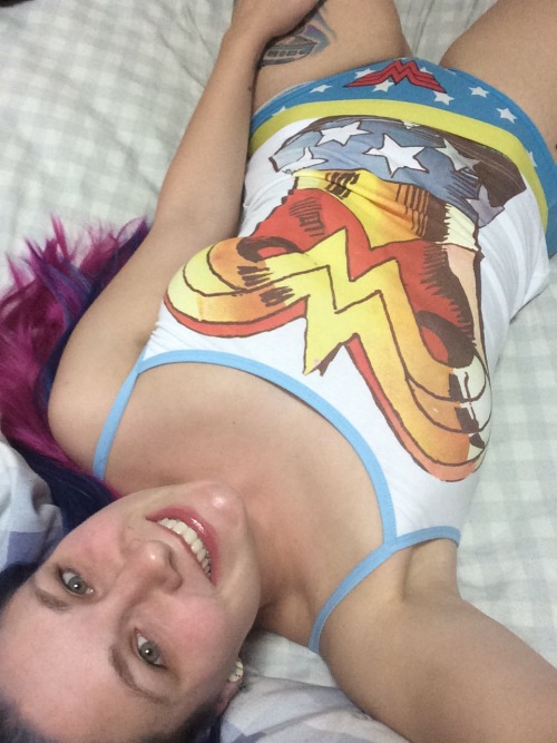 sparkie-gal:  New hair, new singlet top! 