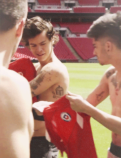 blamestyles:  harry casually checking zayn out + 