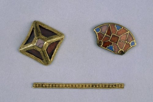 Fragments of a sword harness and two buckles (early 600s), foundbehind the grave gravel pit at Clobb