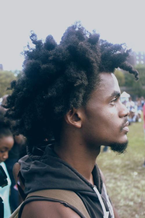 whitepeoplestealingculture:visualsofsamuelomare:AfroPunk 2014 @blackfashion browngirlz*gulps*