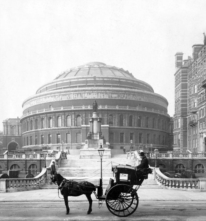 vintageeveryday:   London taxi waits for his next customer outside the Royal Albert