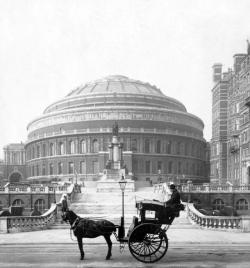 vintageeveryday:   London taxi waits for