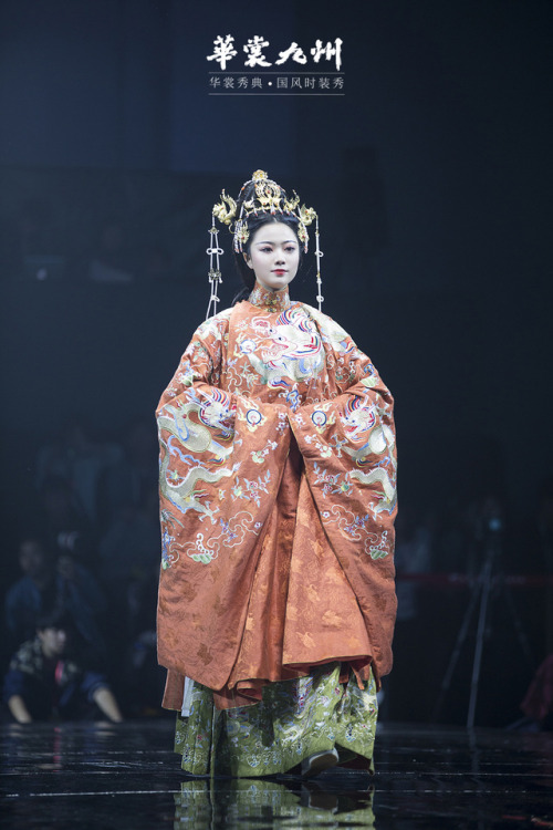 dressesofchina: HuashangJiuZhou Dec. 2018 fashion show. Full show here.