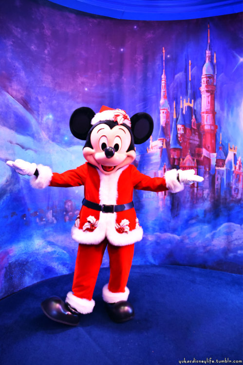 Shanghai Disneyland’s Christmas Mickey and friends meet and greeting.