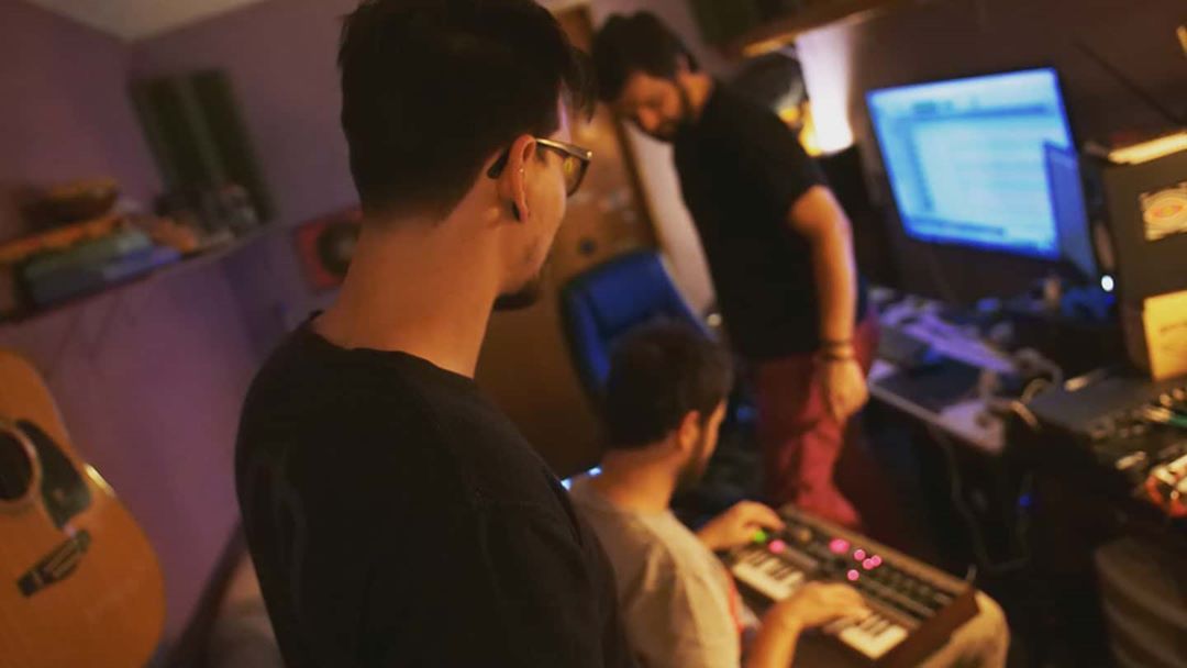 Neste sábado tivemos também a participação mais que especial do nosso amigo, ídolo e guru espiritual @luis_ecouto da @bandadevise e @churrus_official , que veio gravar uns synthetizadores para a introdução/primeira música do nosso disco que já está...