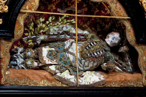 odditiesoflife:Elaborately Jeweled SkeletonsIn 1578, a series of underground burial sites were disco