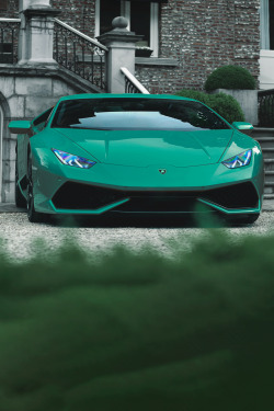 avenuesofinspiration:  Huracán. | Source