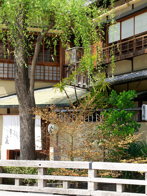 japan-overload:ぎおん小森 - 祇園白川 ／ Gion Komori - Gion Shira-kawa River by Active-U on Flickr.