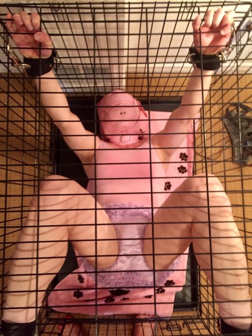 dl-jens:  chastity-queen:TIME OUT for a wet 💦 sissy baby. Erziehung im Windelstudio