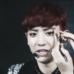 ohbaekhyuns:  chanyeol talking while getting his makeup done… 