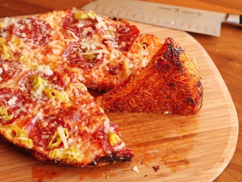 brienne-the-badass-of-tarth: cookingformorons: wehavethemunchies: Ramen Crust Pizza somebody make th