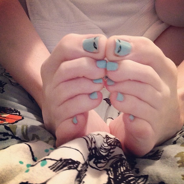 thoughtfultoes:  Ready to hookup with the perfect girl that’s sexy from her head