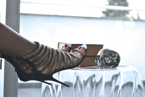 steccaiordi: tacchi pazzeschi e piedi fantastici di @elenoirec (via PIZZO | Be Fashion Not Victim - 