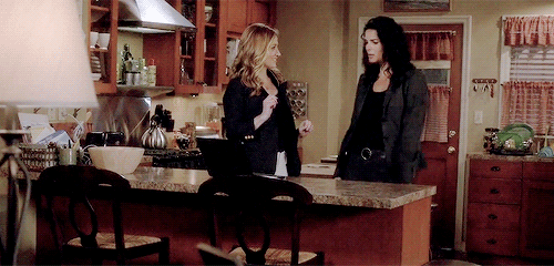 kate–beckett:Adorable Maura tries to rap with her wife.