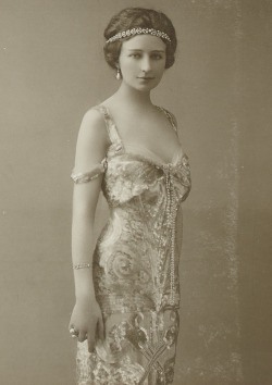 antique-royals:  1910s 