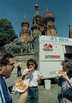 furtho:“First American pizza in Moscow”, 1988 (via here)